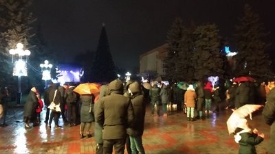 У Рівному засвітили центральну ялинку. Як це відбувалось