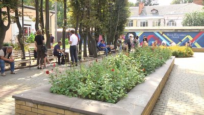 Мурал розташований у сквері імені Кузьми Скрябіна. Фото: Суспільне Поділля Мурал розташований у сквері імені Кузьми Скрябіна. Фото: Суспільне Поділля