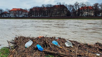 Пляшки, лампочки й взуття: через підняття рівня води в Ужі течія несе сміття у Словаччину Пляшки, лампочки й взуття: через підняття рівня води в Ужі течія несе сміття у Словаччину