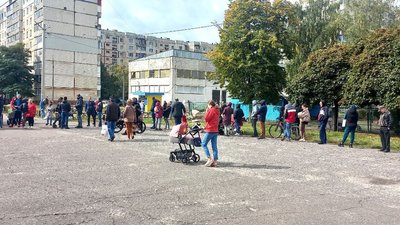 Крупи, кава та консерви. У Сумах почали видавати продуктові набори родинам, які виховують дитину віком до трьох років