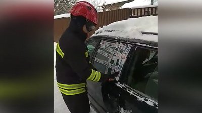 Випадково зачинився: у Луцьку визволили з автівки дворічного малюка