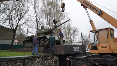 В місті на Волині демонтували пам’ятник на честь радянських танкістів В місті на Волині демонтували пам’ятник на честь радянських танкістів