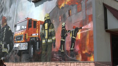 На муралі у Полтаві зобразили роботу рятувальників