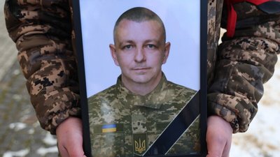 У Луцьку попрощалися з 47-річним захисником Вадимом Кравчуком У Луцьку попрощалися з 47-річним захисником Вадимом Кравчуком
