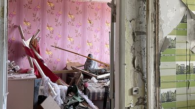 Кров, скло та завалені стіни. Який вигляд мають квартири в багатоповерхівці у Сергіївці на Одещині після ракетного удару
