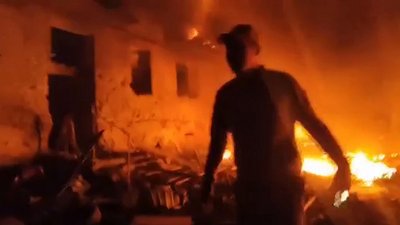 Обстріл Курахового 21 вересня, пожежа в будинку Обстріл Курахового 21 вересня, пожежа в будинку