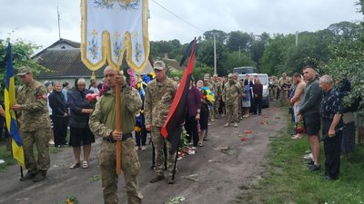 На Волині попрощалися з полеглим добровольцем і багатодітним батьком Романом Печерським На Волині попрощалися з полеглим добровольцем і багатодітним батьком Романом Печерським