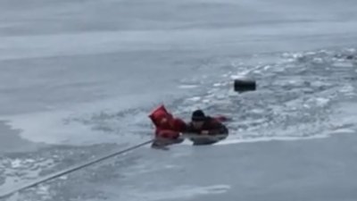 У Житомирі на одному з кар'єрів врятували рибалку, який провалився у крижану воду У Житомирі на одному з кар'єрів врятували рибалку, який провалився у крижану воду