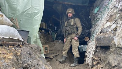 Хитрощі росіян та вітаннячка їм від ЗСУ. Репортаж з передової на Бахмутському напрямку Хитрощі росіян та вітаннячка їм від ЗСУ. Репортаж з передової на Бахмутському напрямку