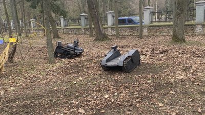 "Для України — це унікальна розробка": у Рівному презентували прототип наземного гусеничного дрона