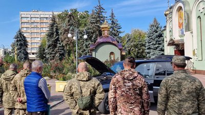 Священники в Черкасах передали авто на потреби ЗСУ Священники в Черкасах передали авто на потреби ЗСУ