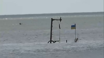 Російські окупанти розміновують морський порт у Маріуполі, аби вивозити крадений метал