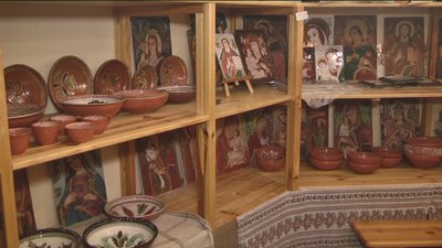 На глині та склі відтворює ікони — майстриня з Вінниччини