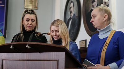 "Навіщо зараз дороги?": у Чернівцях рідні бійців просять скасувати тендер на капремонт вулиці Заньковецької "Навіщо зараз дороги?": у Чернівцях рідні бійців просять скасувати тендер на капремонт вулиці Заньковецької