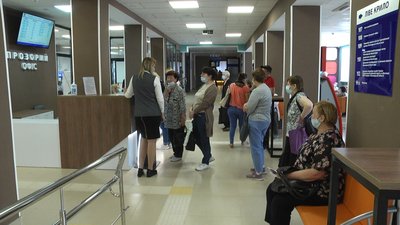 Житомиряни скаржаться, що чергу у "Прозорий офіс" займають ще з ночі Житомиряни скаржаться, що чергу у "Прозорий офіс" займають ще з ночі