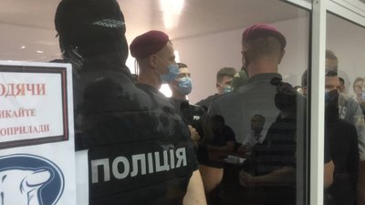 На сесії міськради на Рівненщині до зали зайшли десятки невідомих. Що відбувається На сесії міськради на Рівненщині до зали зайшли десятки невідомих. Що відбувається