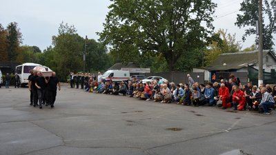 Загинули під Бахмутом. У Кропивницькому попрощалися з трьома бійцями Загинули під Бахмутом. У Кропивницькому попрощалися з трьома бійцями