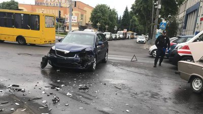 Є травмовані: у поліції повідомили подробиці потрійної ДТП, яка ускладнила рух центром Рівного Є травмовані: у поліції повідомили подробиці потрійної ДТП, яка ускладнила рух центром Рівного