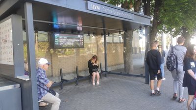 Куди зникли лавки на "розумних" зупинках у Луцьку Куди зникли лавки на "розумних" зупинках у Луцьку