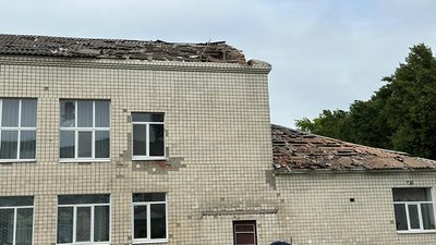 У Білопіллі евакуювали мешканців інтернату, який обстріляли російські військові — ОВА У Білопіллі евакуювали мешканців інтернату, який обстріляли російські військові — ОВА