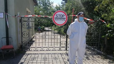 На огорожі геріатричного пансіонату біля Тернополя знайшли мертвого чоловіка На огорожі геріатричного пансіонату біля Тернополя знайшли мертвого чоловіка