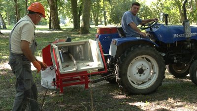 На Хмельниччині придбали подрібнювач гілок: замінює кількаденну людську працю