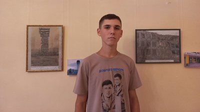"Зруйновані міста України": 15-річний художник презентував виставку в Житомирському літературному музеї