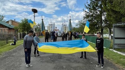 Мешканці зустріли скорботний кортеж Мешканці зустріли скорботний кортеж