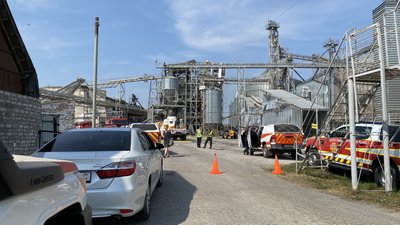 Рятувальники розбирають завали після обстрілу підприємства у селищі Гоголеве 28 серпня 2023 Рятувальники розбирають завали після обстрілу підприємства у селищі Гоголеве 28 серпня 2023