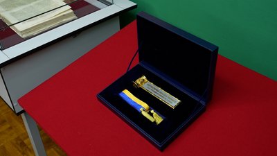 Відзнаку “Місто-герой України Чернігів” передали в музей Відзнаку “Місто-герой України Чернігів” передали в музей