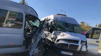 На Волині зіткнулися маршрутка та бус. Двох осіб госпіталізували до лікарні На Волині зіткнулися маршрутка та бус. Двох осіб госпіталізували до лікарні