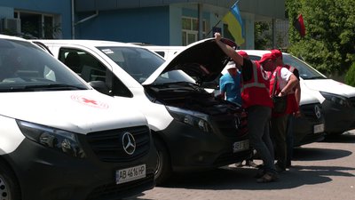 Рівненщині подарували п'ять мінівенів для медиків у віддалених селах. Які громади їх отримають