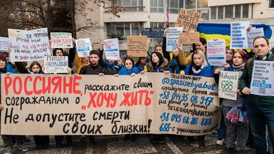 "По тому боці барикад завжди є вибір": українці у Празі вийшли на мітинг до посольства РФ і звернулися до росіян "По тому боці барикад завжди є вибір": українці у Празі вийшли на мітинг до посольства РФ і звернулися до росіян