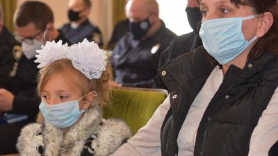 Поліцейські подякували дівчинці, яка втікла від викрадача на Одещині Поліцейські подякували дівчинці, яка втікла від викрадача на Одещині