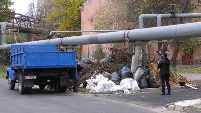 Через непорозуміння між двома ЖЕКами у Херсоні виникло стихійне звалище Через непорозуміння між двома ЖЕКами у Херсоні виникло стихійне звалище