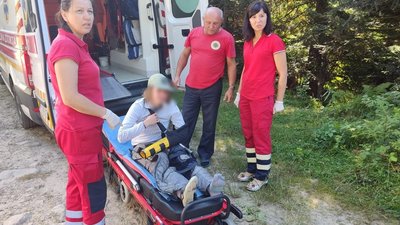 Прикарпатські рятувальники надали допомогу травмованій туристці в горах