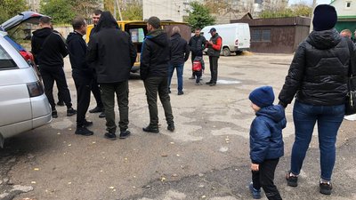 У Миколаєві волонтери роздали гуманітарну допомогу переселенцям з Херсонщини У Миколаєві волонтери роздали гуманітарну допомогу переселенцям з Херсонщини