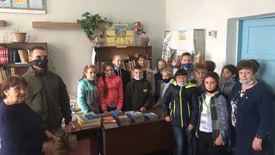 Тернопільські військові передали книги школярам Донеччини Тернопільські військові передали книги школярам Донеччини
