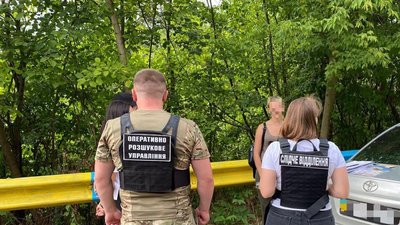 За 12 тисяч доларів обіцяли допомогти двом чоловікам потрапити до Румунії: на Закарпатті затримали чоловіка та жінку