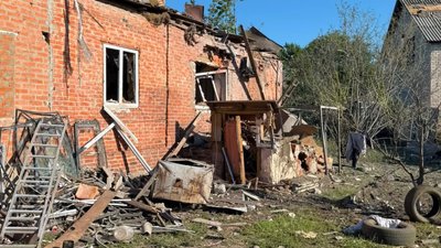 будинок розбитий внаслідок російського удару по Ізюму
