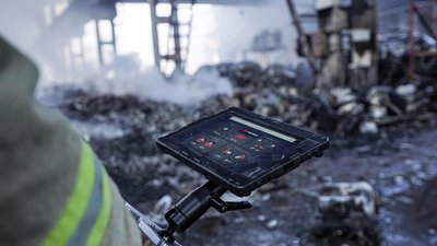На складах, що горіли після обстрілу, чергують рятувальники На складах, що горіли після обстрілу, чергують рятувальники