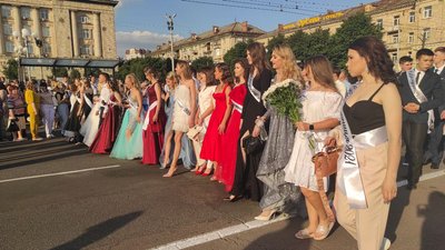 У Черкасах відбулася урочиста хода випускників