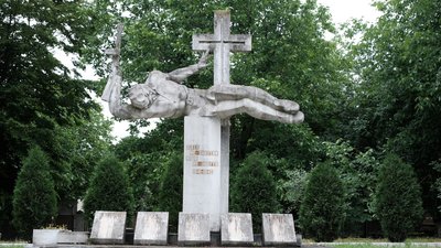 Зірки, серпи та червоноармійці: скільки на Буковині радянських пам'яток та чи планують їх зносити Зірки, серпи та червоноармійці: скільки на Буковині радянських пам'яток та чи планують їх зносити