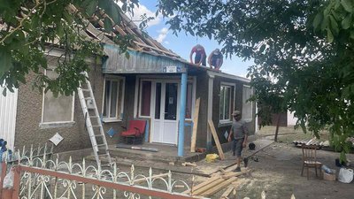 Житомирські будівельники працюють над відновленням даху Житомирські будівельники працюють над відновленням даху