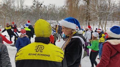 Благодійний забіг святих Миколаїв у Рівному зібрав понад дві сотні учасників в капелюхах Благодійний забіг святих Миколаїв у Рівному зібрав понад дві сотні учасників в капелюхах