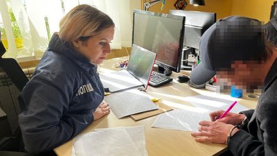 Надсилав пістолети поштою до Києва: правоохоронці затримали торговця зброєю