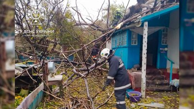 Через негоду на Чернігівщині пошкоджено 2 автомобіля, 3 покрівлі, а без електропостачання залишаються жителі 212 сіл Через негоду на Чернігівщині пошкоджено 2 автомобіля, 3 покрівлі, а без електропостачання залишаються жителі 212 сіл