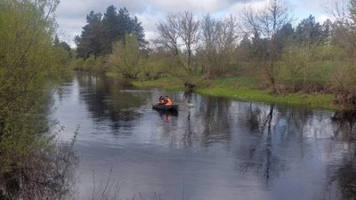 На Житомирщині з водойми дістали тіло чоловіка, а іншого доставили до лікарні