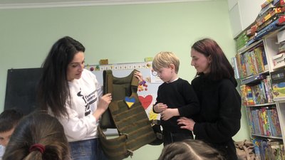 Серця та голуби миру: в Одесі діти намалювали ескізи для шевронів військовослужбовців. ВІДЕО