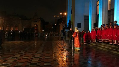 Нова традиція. У Києві засвітили 14-метрову парламентську ялинку Нова традиція. У Києві засвітили 14-метрову парламентську ялинку